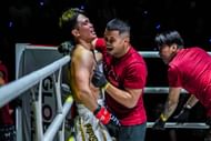 Petchtanong celebrates with Nong-O after stopping Alaverdi Ramazanov.